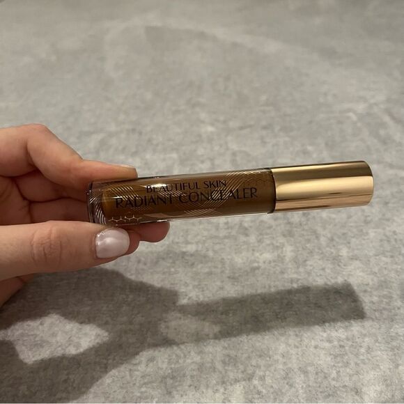 Charlotte Tilbury Beautiful Skin Radiant Concealer - 16.5 Deep - Picture 7 of 9